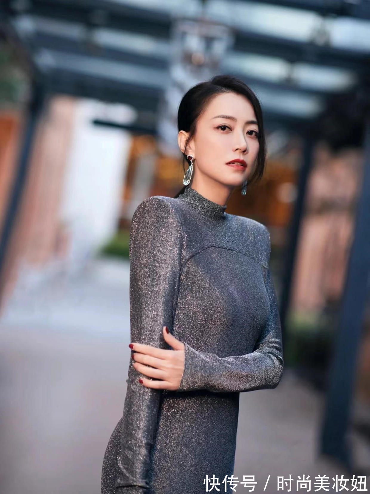 上下身 被霍汶希的身材惊艳到,穿灰色修身连衣裙,身材、气质不输女明星