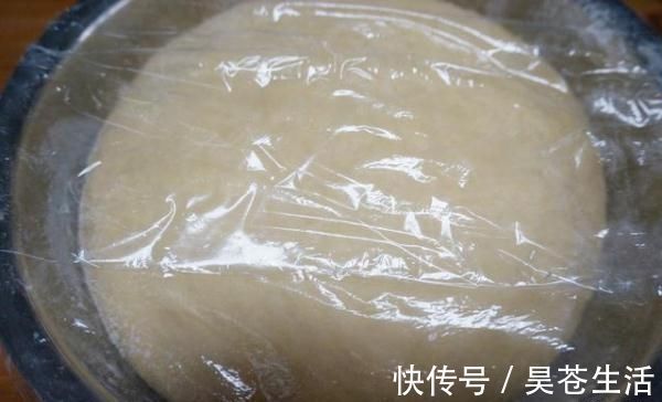 面粉别再蒸馒头了,不用一滴水,不用烤箱,在家做松软早餐面包