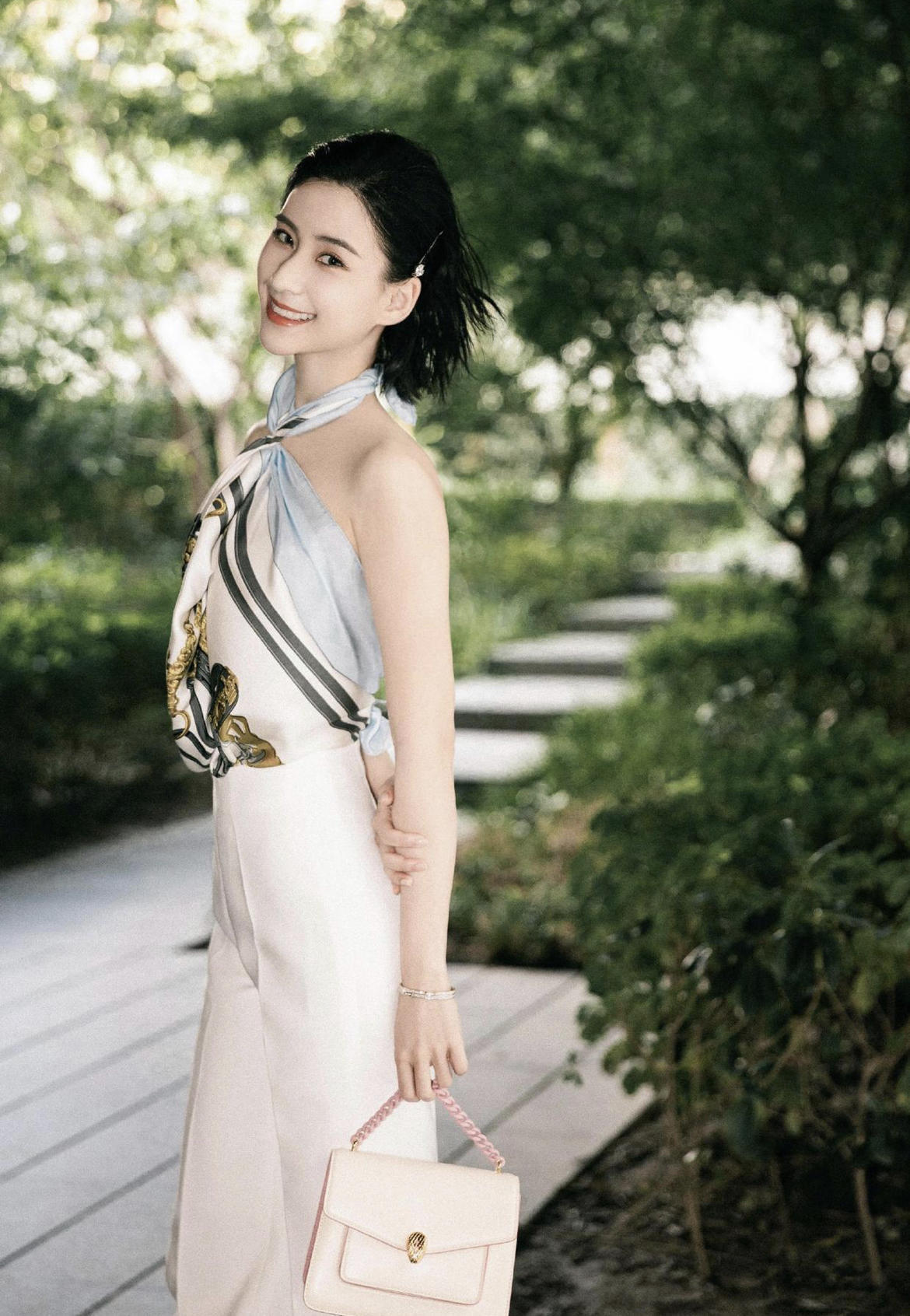 牛仔裤|何超莲才是名副其实的名媛,穿白色衬衫搭配高腰牛仔裤,高贵大气