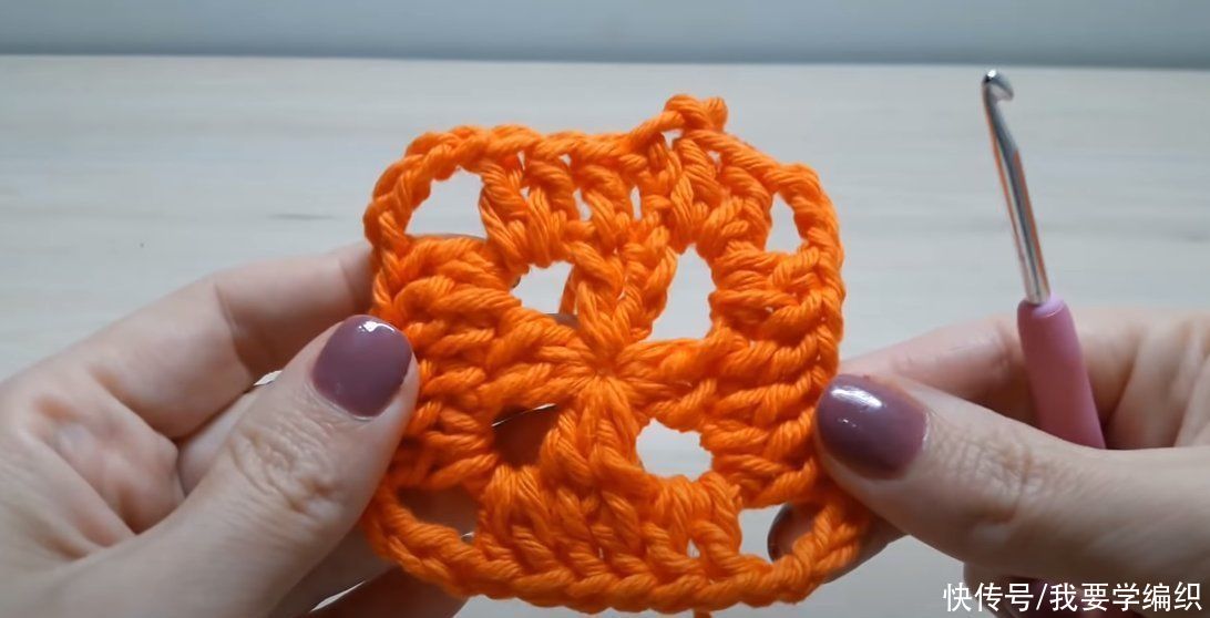  做成|清新简约的钩针方片，可当坐垫或做成抱枕，镂空条三角拼接片教程