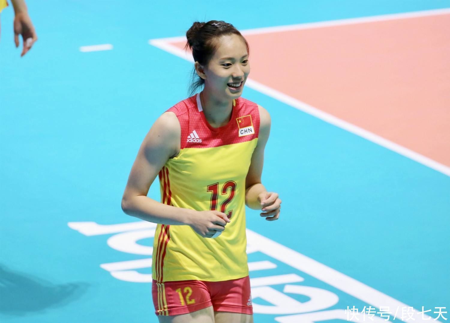 偶像|中国女排偶像多,郑益昕是其中佼佼者,穿汉服拍照实在太美