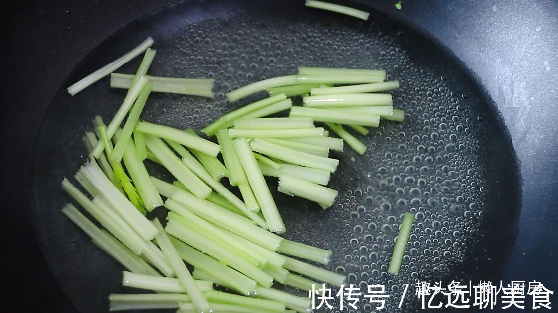 小段|夏天我家就爱这样吃包菜,1.5元一个包菜,人人都吃得起