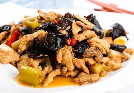 饭店大厨炒肉时,用到3个小技巧,炒出来的肉又香又嫩,很入味