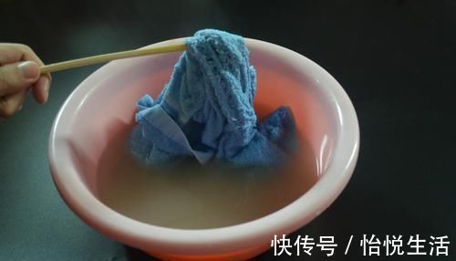 毛巾脏别再洗衣液洗, 洗的时候加一点它, 洗完毛巾就跟新的一样干净