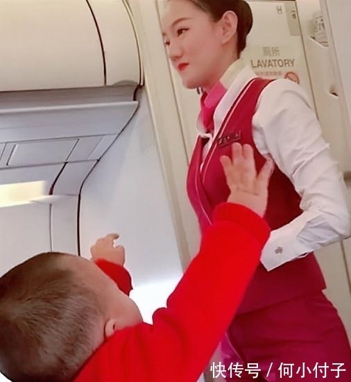 抱抱|“坐飞机宝宝”看到空姐求抱抱走红,网友:随他爹随他爹!