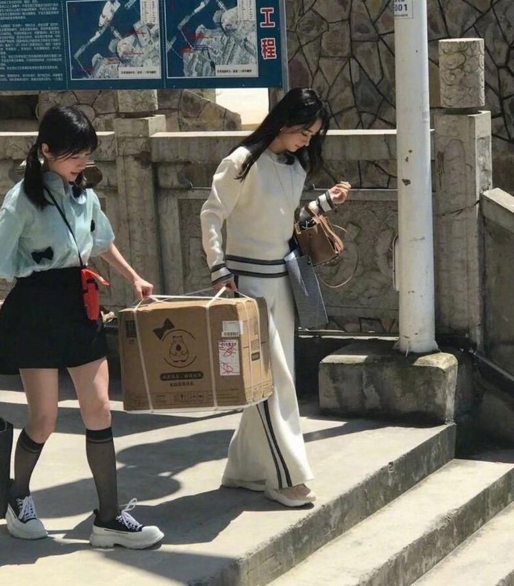 中餐厅|赵丽颖又被刷屏了？当妈妈以后脸真的会发光哦 谁会相信她33岁了