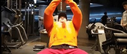 场面|当黄哲勋遇上E杯小姐姐,胸肌完全不输,场面一度十分尴尬