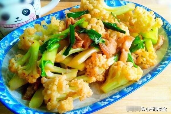 花菜|?炒花菜，要么不入味要么发黑？厨师这样炒菜花，爽口入味又好看
