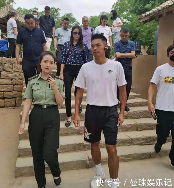 谢杏芳|林丹一家六口出游,夫妻俩表情淡漠,儿子已长到爸爸腰部