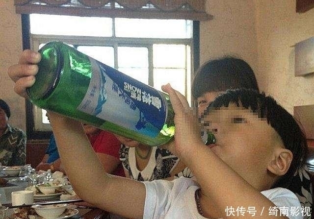 宝宝|爸爸喝醉赖在宝宝边上唱歌,宝宝一忍再忍,最后终于爆发了