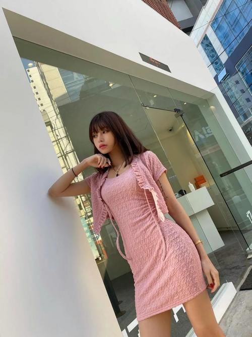 搭配|别再单穿吊带裙了，不妨搭配一件短款开衫，轻松美到没朋友
