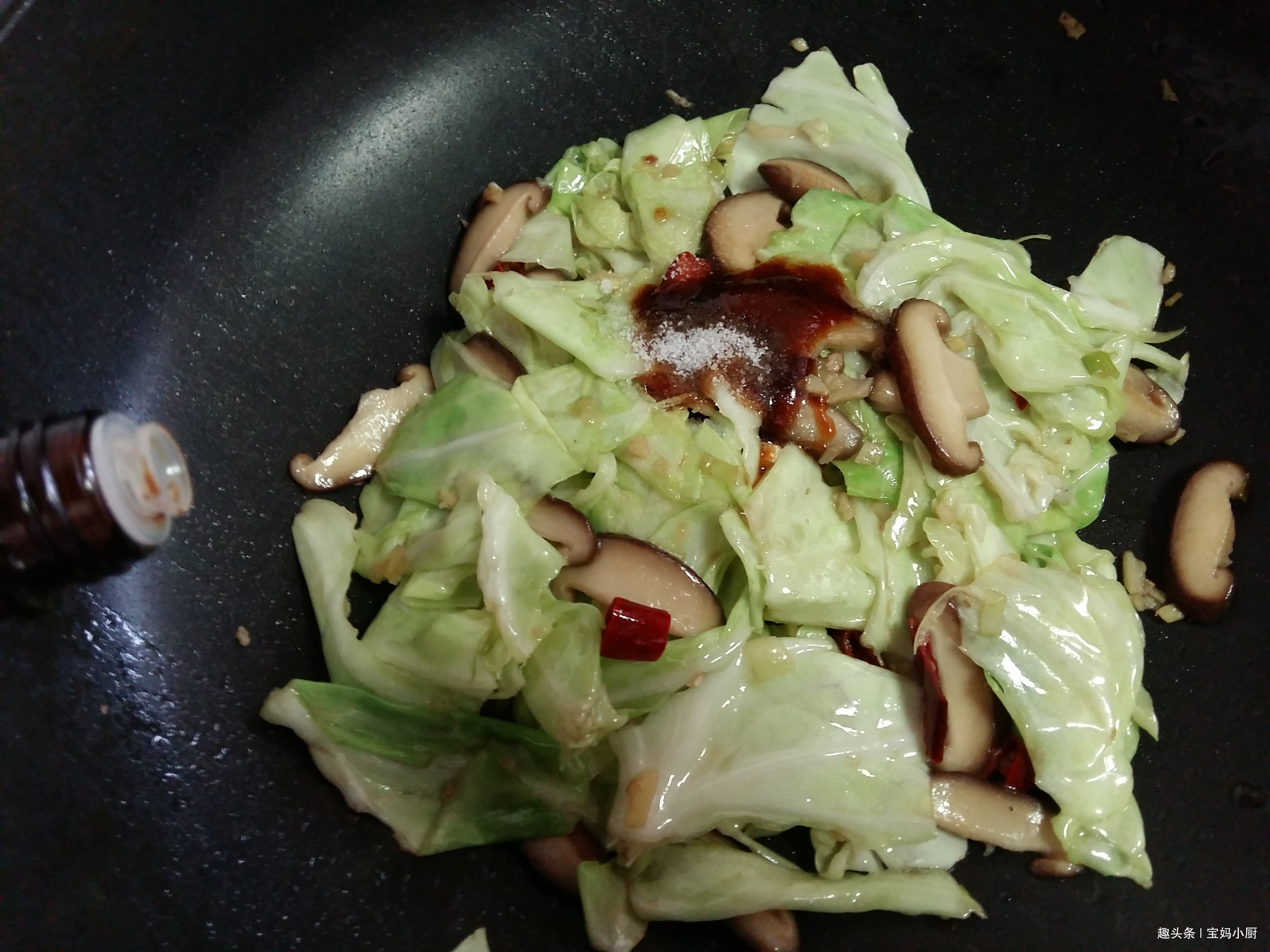 此菜不要切，手撕的才好吃，和香菇绝搭，春天吃好，家人倍儿喜欢