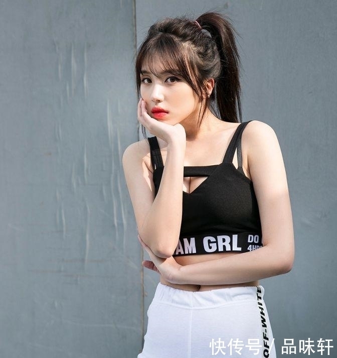 街拍性感时尚的紧身打底裤美女,,完美衬托出优美的线条