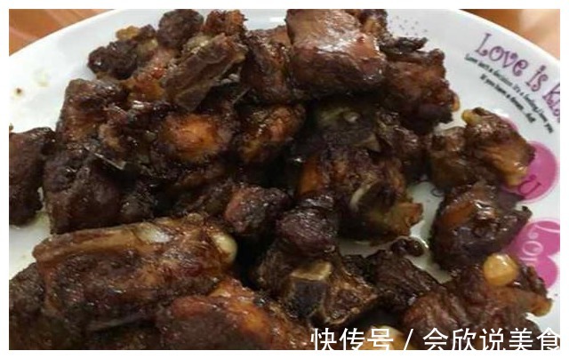 第一次在男友家下厨，中午做了一桌菜发到朋友圈，同事都说我好傻