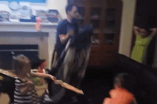 |开心一刻笑话 公司的财务是个大美女, 昨天给我转账时多了五块