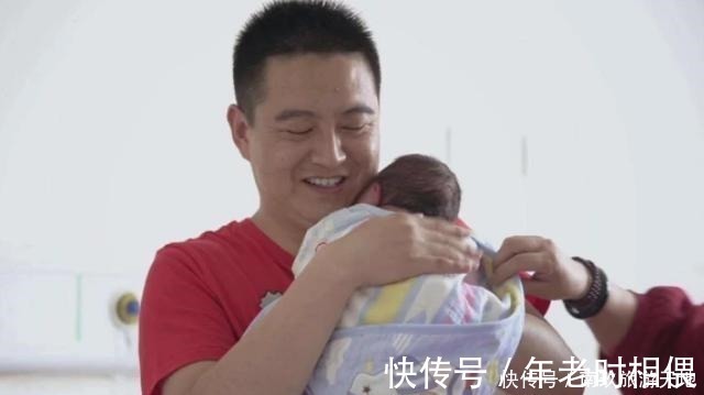 婆媳|老婆坐月子期间,老公忍不住偷下楼“撸串”,抬头一看瞬间慌了