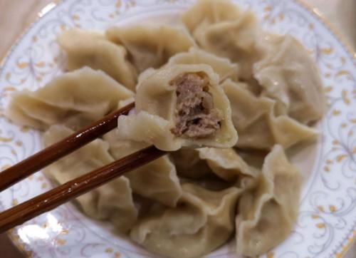 多汁|冬天吃饺子，韭菜猪肉靠边站，用此菜包饺子鲜香多汁，快来学着做