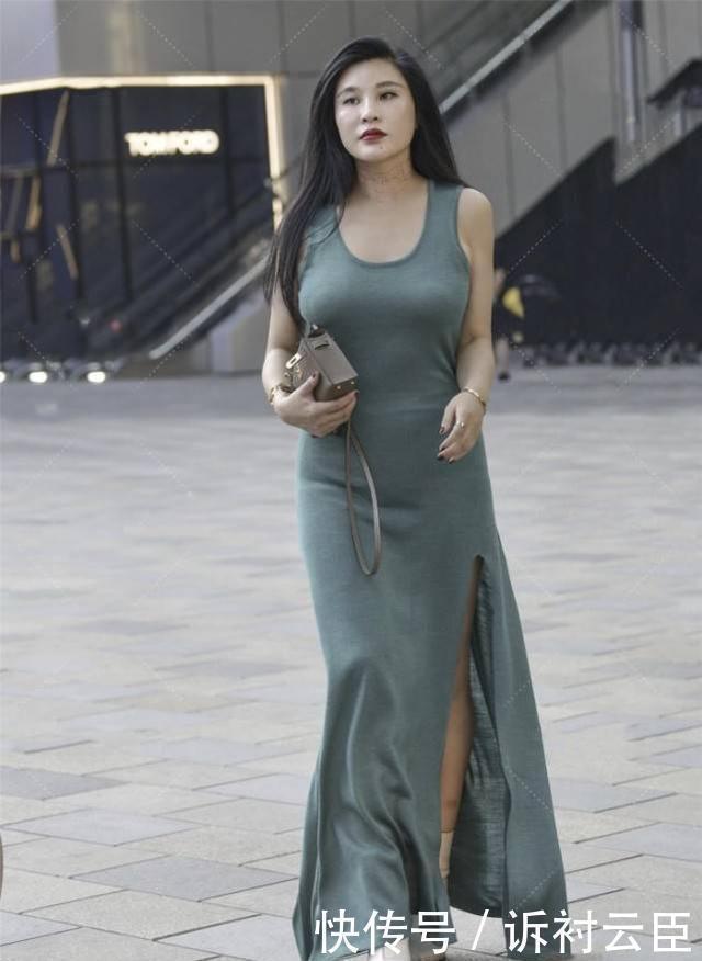 小姐姐墨绿色连衣长裙,开叉的设计让穿搭显得不那么呆板