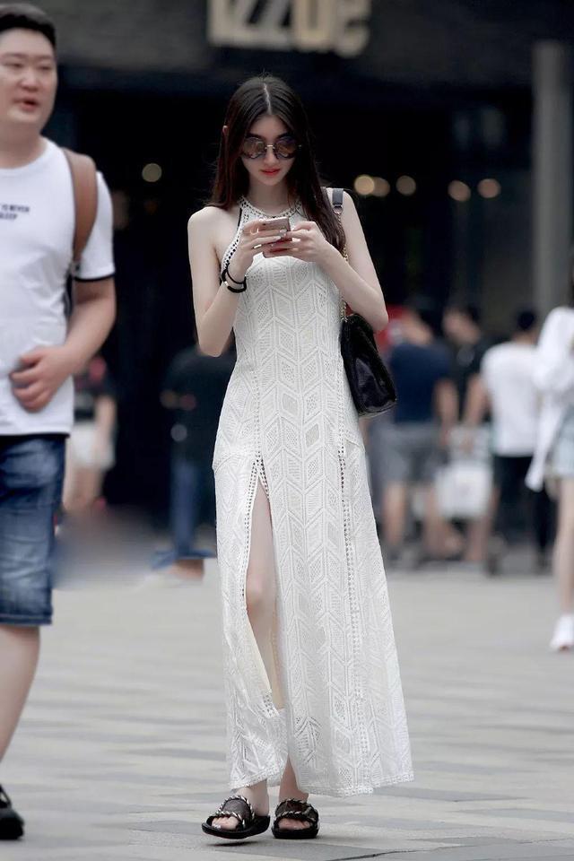  美腿|白色连衣开叉裙，行走中秀出修长美腿，仙女气十足