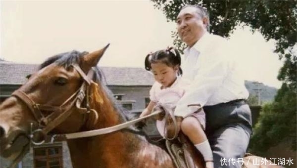 西藏十世班禅破例娶妻,当时女孩19岁,声称是佛祖派来考验班禅的