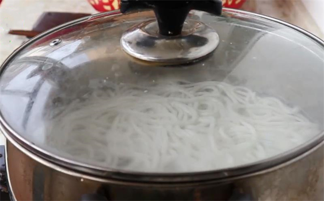 碱面|不用一点明矾,教你自制土豆粉条,白色透明筋道,比买的好多了