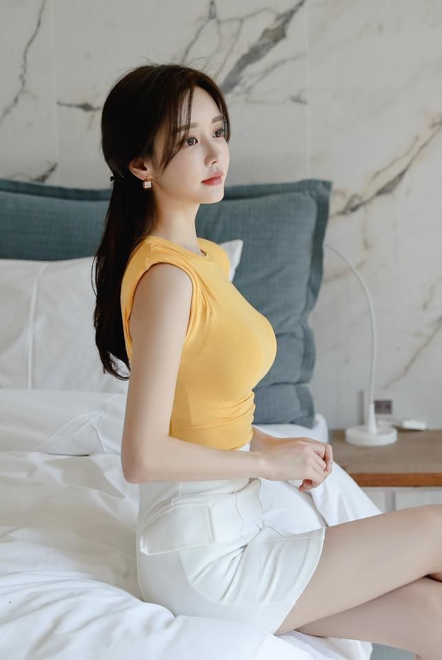 蛋黄色|孙允珠时尚穿搭蛋黄色薄纱短袖+白色修身裙，时尚优雅凸显气质