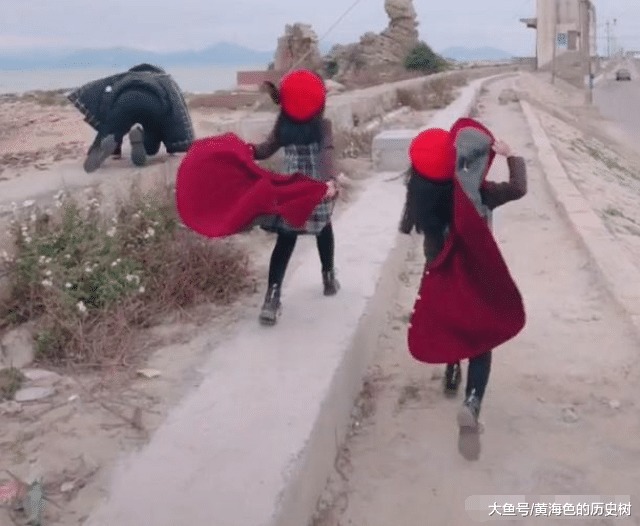 奶爸带双胞胎女儿回农村过年,耍酷成了拜年,果然是帅不过三秒