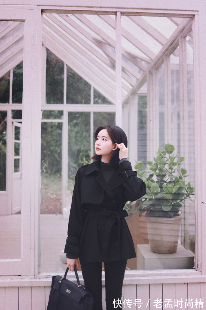 风衣|纯手工水洗棉面料的风衣,与深色的牛仔裤搭配显得英气十足