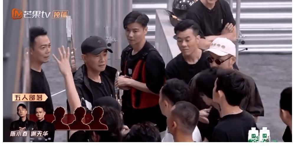 古惑仔既视感!陈小春组队秒变山鸡哥收“小弟”!