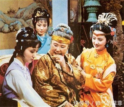 宝钗黛玉!宝玉被打后的众生相,宝钗黛玉真情流露,袭人最让人生厌