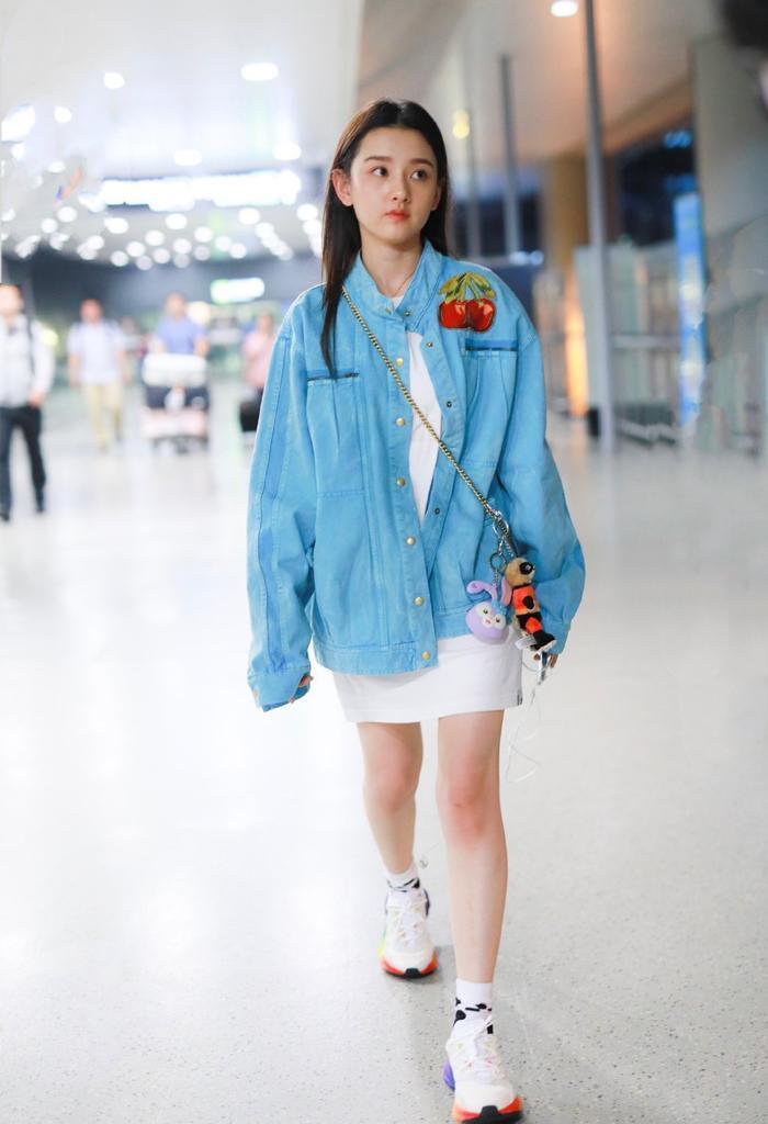 早秋火了一种穿法,叫“牛仔外套+连衣裙”,照着穿时髦又显瘦