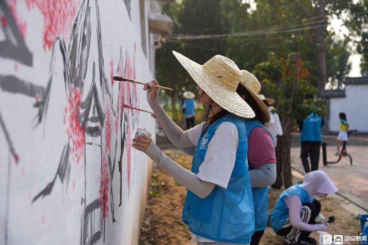 王观博|德州一村庄来了蒲公英支教队 1400米“画布”换新颜