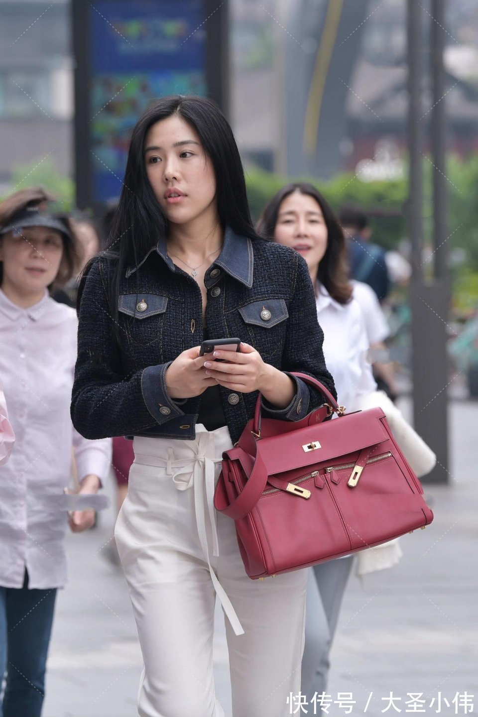 街拍|美女街拍：非常有气场的80后贵妇，看模样不过20岁，估计娶回家很有安全感