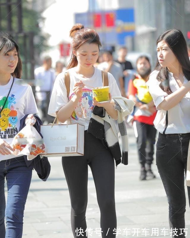 百搭 打底裤搭配鞋子穿出优雅效果，集甜美与清新为一体，百搭显瘦！