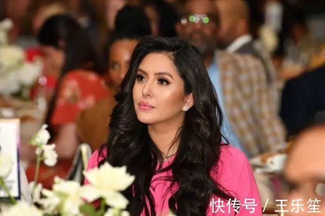 颁奖典礼|瓦妮莎晒与科比壁画合影!穿粉色长裙参加颁奖礼,妆容精致太漂亮