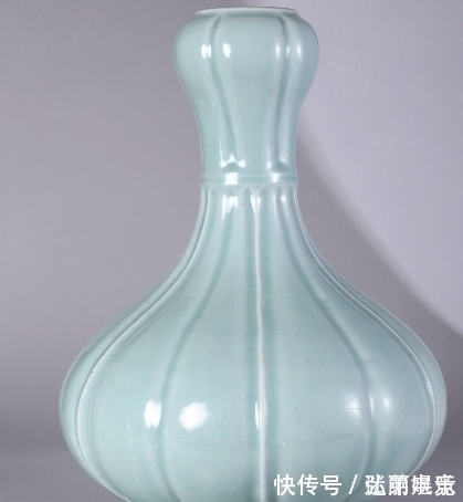 汝釉&临摹自上古铜器的蒜头瓶为乾隆最爱,御窑厂多有仿制作宫廷陈设
