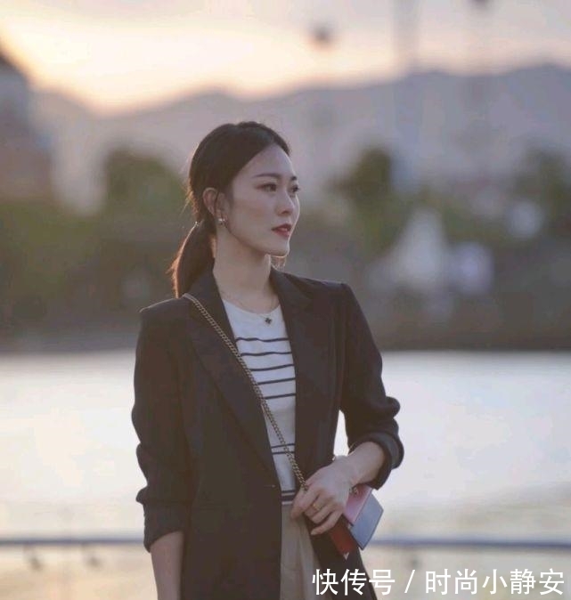 优雅 成熟女人的早秋穿搭如何搭配?可以选择简约款,呈现出优雅大方