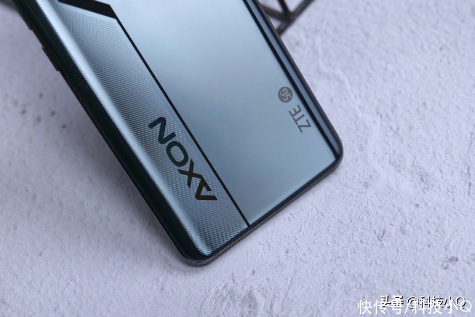 像素|手机屏幕的再次革新！中兴 Axon 30 屏下版极致化视觉盛宴