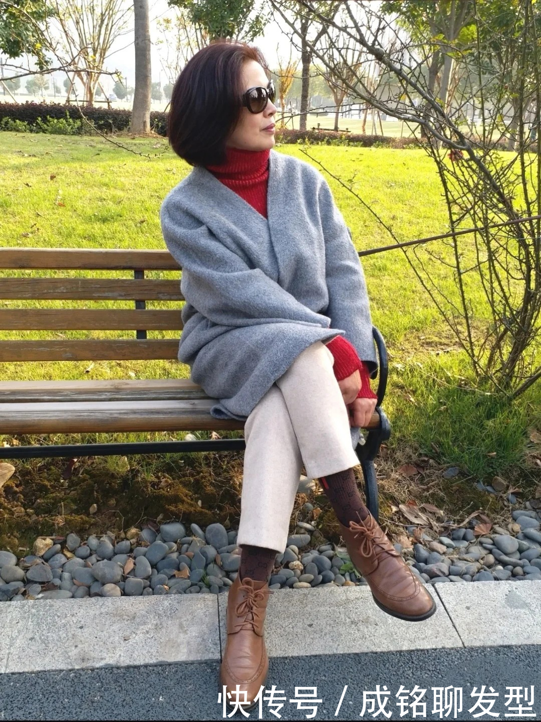 老年人怎么穿才高级?60岁“大妈”巧用红色搭配,时尚减龄有韵味