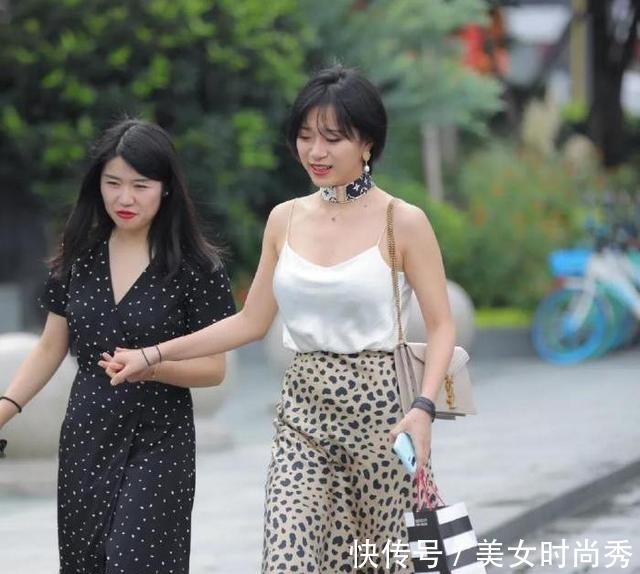 高跟鞋 白冰丝吊带搭配豹纹长裙,脖子上独特的“项圈”,霸气御姐惹不起!