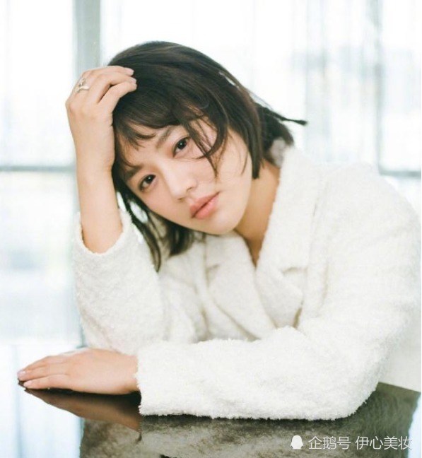 短发 女人过40岁后,尽量不要黑长直,试试4款时髦发型,洋气又减龄