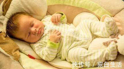 宝宝|宝宝晚上不脱衣服睡觉可以吗 都是怎么给小孩穿的, 穿对了吗