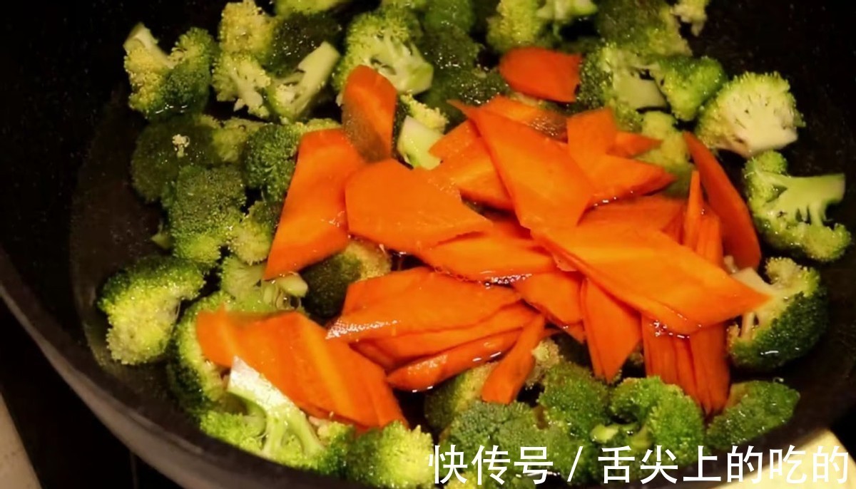 西兰花|西兰花最有营养的做法,加上它简单一炒,每次都吃不够,开胃解馋