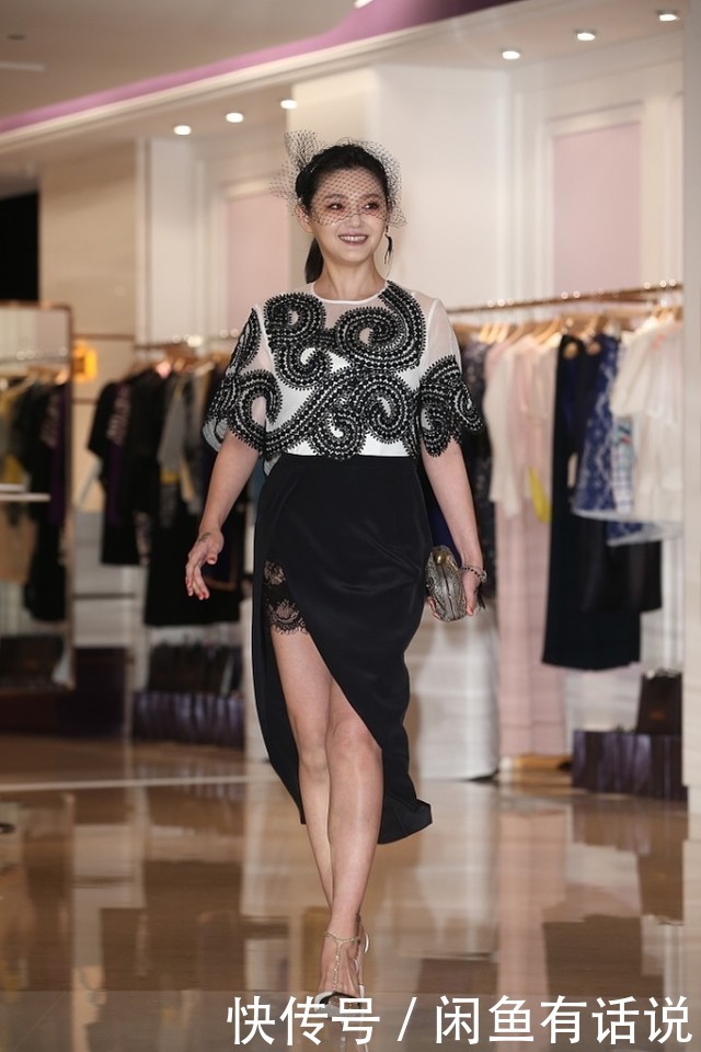黑纱|大S越来越富态,头戴黑纱扮贵妇有模有样,开叉裙露蕾丝边不雅观