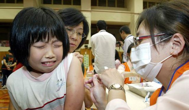 萌娃|幼儿园采血哭嚎一片，萌娃瞥完针头就捂眼！内心OS：好怕怕，想逃