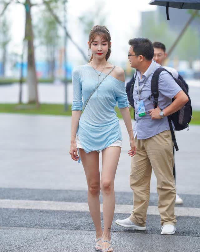 链条包|黑色紧身裤搭配链条包, 时尚感十足, 抓人眼球