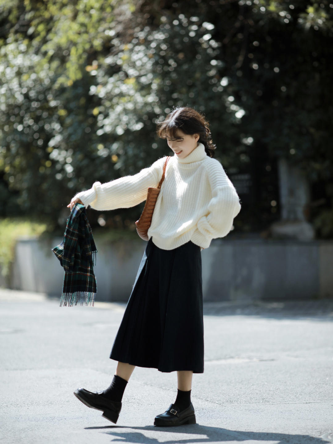 黑色 冬天怎么穿才经典洋气?选择“黑+白”基础色搭配,照着穿都很美