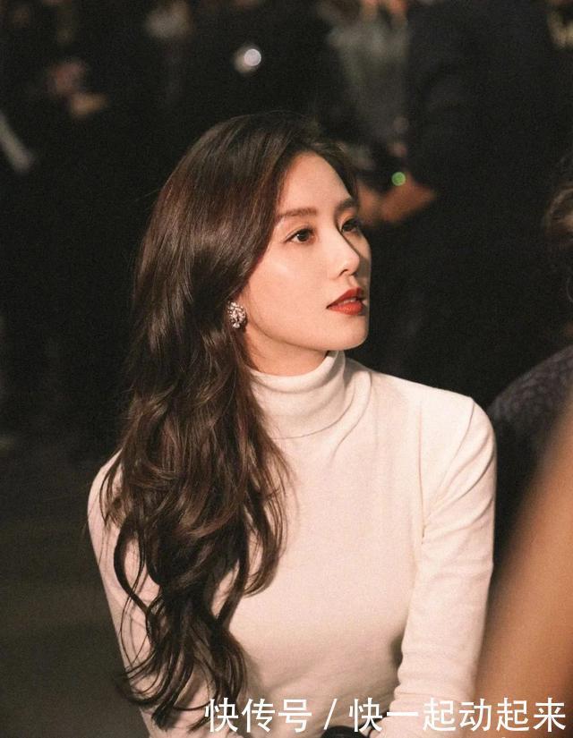 今年终于不流行露脖子了!“烟管领+大衣”才是真洋气!