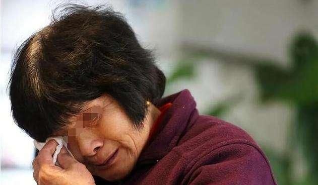 澡盆|4岁男孩一洗澡就哭,医生也检查不出毛病,奶奶吞吞吐吐说出实情