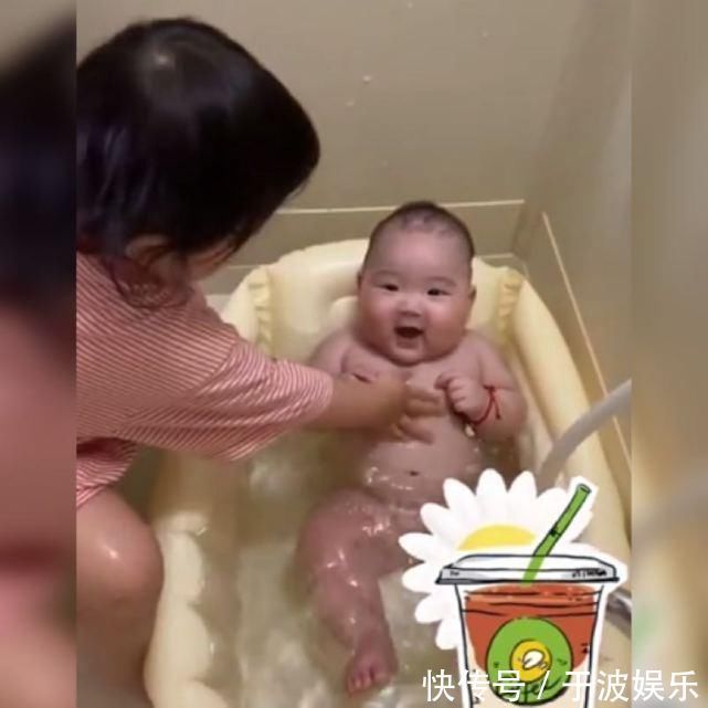 技术|2岁姐姐给5个月妹妹细心的洗澡火了,网友这技术洗的可真是赞
